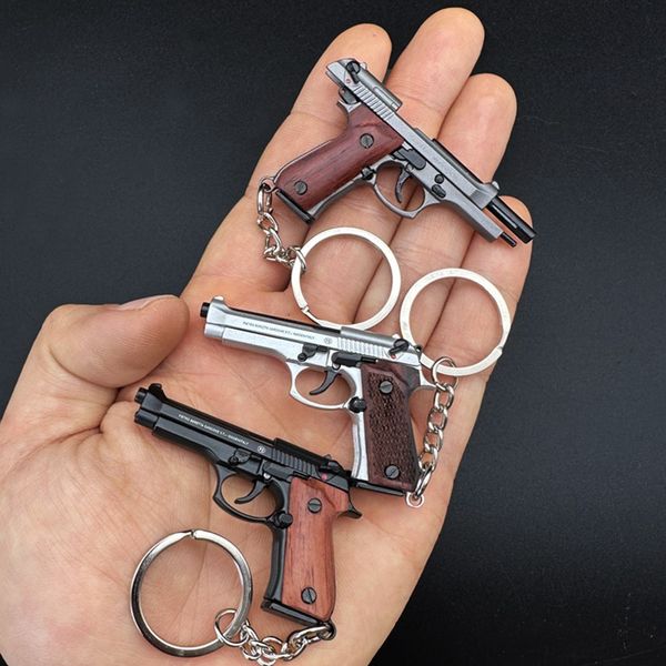 Modello di pistola in metallo rimovibile Portachiavi 1: 4 Manico in legno massello Beretta 92F Pistola Giocattolo Assemblaggio Mini pistola Ciondolo Lega Collezione in miniatura Regali per bambini 2282