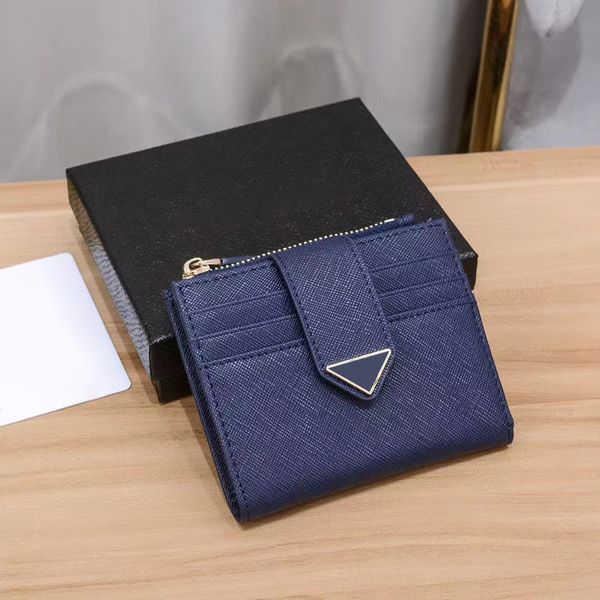 2024 Designer Mens Piccolo Porta carte di credito rosa Porta carte di lusso Titolari di passaporto Saffiano Triangle Pocket Organizer Portafogli in pelle Portachiavi Portamonete Donna Key Po