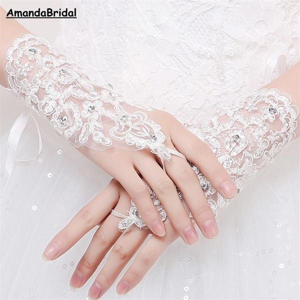 Amandabridal Short Cheap Appliques in pizzo Perline Cristalli Senza dita Lunghezza polso con nastro Guanti da sposa Accessori da sposa per B2477