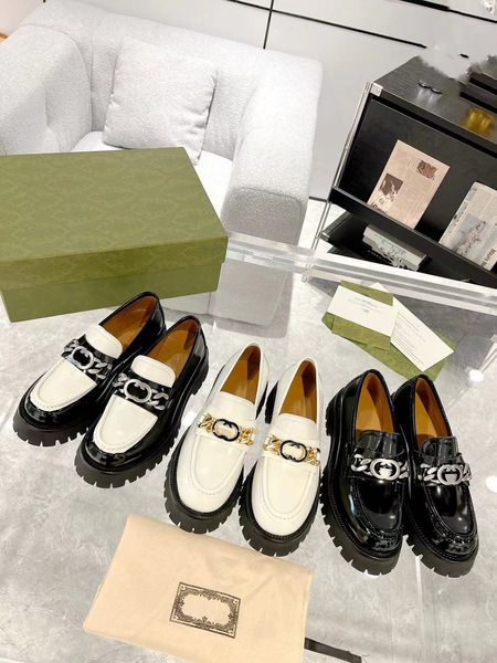 Son unisex elbise ayakkabıları lüks tasarımcı klasik mektup toka tokası erkek kadın loafers% 100 cowhide yılan derisi düz topuk lefu ayakkabı 35-41