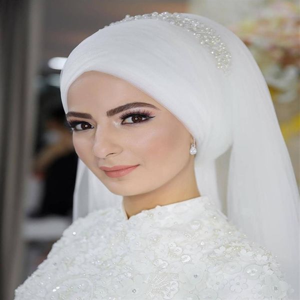 Véus de Noiva Muçulmanos Brancos 2019 Beading Pérolas Tule Casamento Hijab para Noivas da Arábia Saudita Custom Made Comprimento da Ponta dos Dedos Nupcial Veil251P