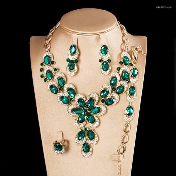 Kolye küpeleri, dört kadının ilk mücevher ziyafet kıyafet aksesuarlarının hafif lüks Avrupa ve Amerikan kristal mücevherleri