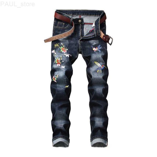 Jeans da uomo Pantaloni in denim a figura intera con ricamo floreale stile uomo Pantaloni elastici lavati moda pista dritta L230724