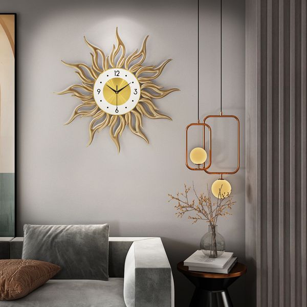 Relógios de parede Americano Relógio de luxo Sala de estar Moda Casa Relógio Golden Sun Forma Decoração Restaurante Simples Alpendre Relógios 230721