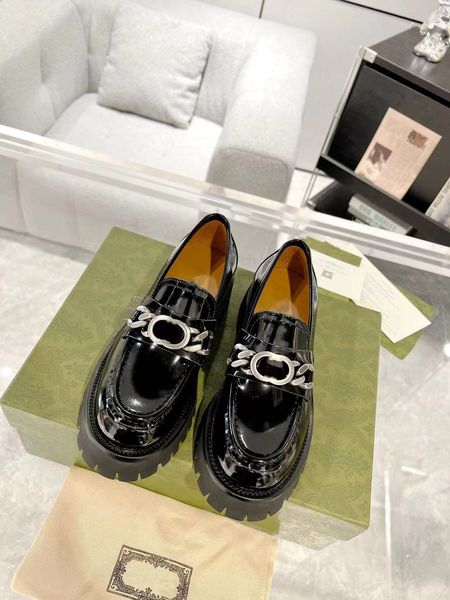 2023 Последние унисексные туфли обувь роскошные дизайнер классическая буква застежка из пряжки мужчины женщины.
