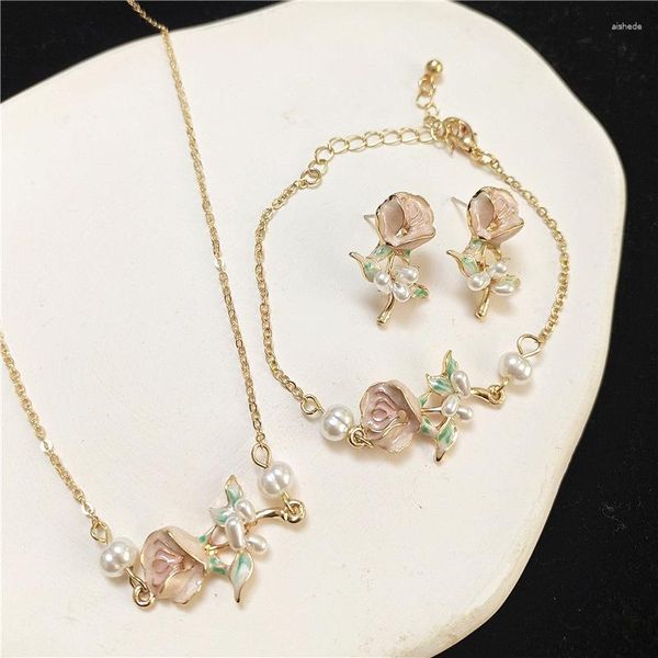 Collana Orecchini Set Sen Style French Vintage Rose Pearl Light Luxury Flower Xianmei Braccialetto di alta qualità in tre pezzi