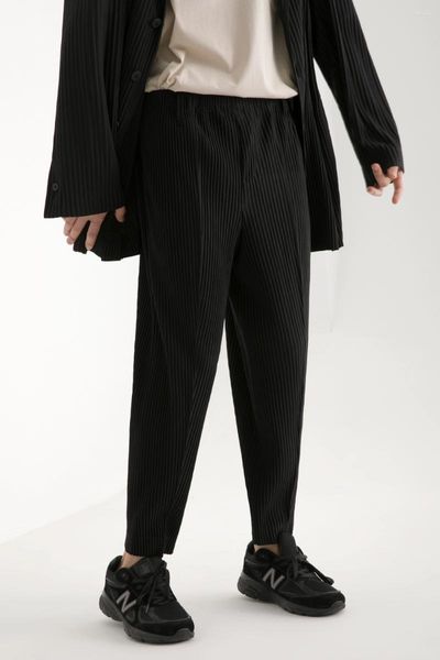 Pantaloni da uomo Miyake Costume di moda pieghettato Streetwear giapponese Uomo Comodo abito elasticizzato nero
