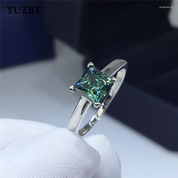 Küme halkaları yuzbt S925 STERLING Gümüş Katı 1 Prenses Kesim Elmas Önünden Kare Yeşil Moissanit Ring Kadın Düğün Takı