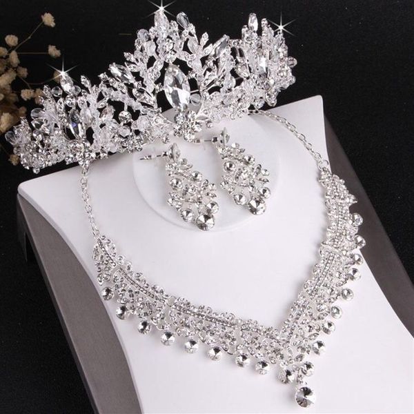 Brautkleid-Kopfbedeckungen – Verkauf eines hochwertigen Hochzeitskronen-Halsketten- und Ohrringe-Sets, dreiteiliges Set aus weißem Kristall mit eingelegten Strasssteinen189a