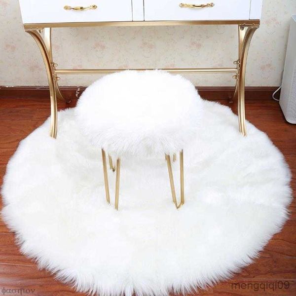 Teppiche 30 * 30 cm weicher künstlicher Schaffell-Teppich Stuhlbezug Schlafzimmermatte künstliche Wolle warmer haariger Teppich Sitzbereich Teppiche R230725