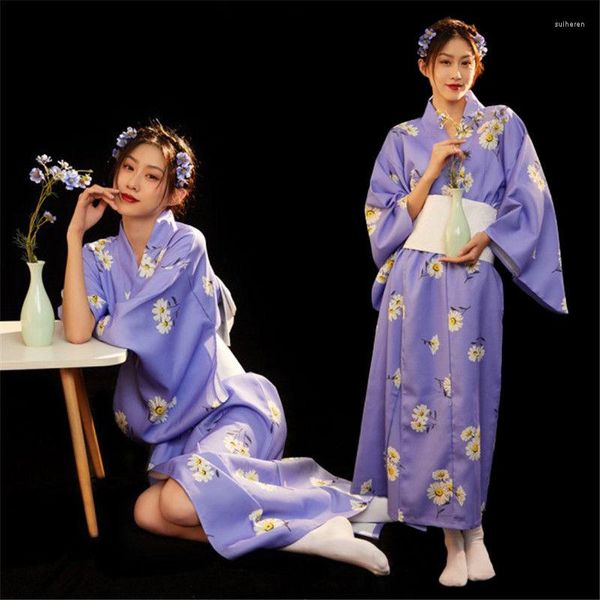 Ethnische Kleidung, japanischer traditioneller Stil, Frau Yukata-Kimono mit Obi, lange Ärmel, Geisha, Bühnenaufführung, Cosplay-Kleid, asiatische Pografie