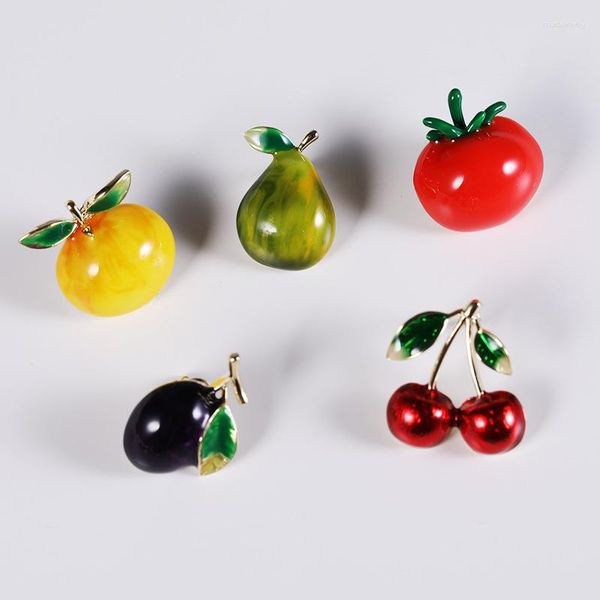 Broches Bonito Verão Frutas Pequenas Mulheres Homens 2023 Alfinetes de Esmalte Moda Pêssego Cereja Pêra Tomate Pino De Coleira Casuais Jóias Presentes