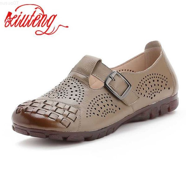 Scarpe eleganti Xiuteng 2022 Scarpe piatte con foro retrò antiscivolo di grandi dimensioni Scarpe piatte con bottoni morbidi in pelle stile etnico Sandali piatti da donna L230724