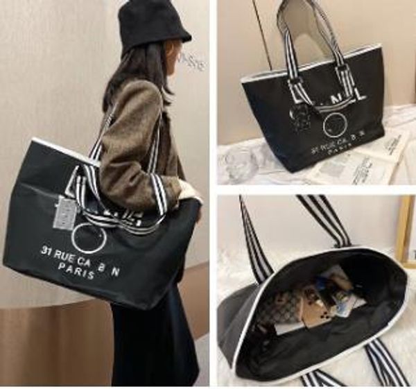 Sacos Duffel Luxo Preto Branco Sacos de Compras Feminino Etiqueta Triângulo À Prova D' Água Lazer Saco de Viagem Grande Capacidade Nylon Tote Mommy Tote