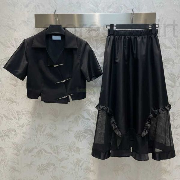 Estilista de roupas de duas peças 23ss Conjuntos femininos Ternos com botão de letra Meninas Milan Runway Brand Outwear Blazer Crop Top Jaqueta e saias midi evasê emendadas UKII