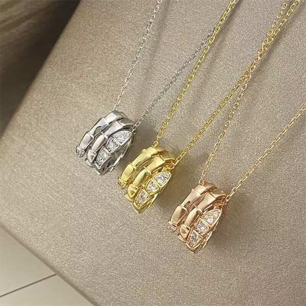 Designer de moda brilhante Colar de três anéis em forma de cobra Colar de titânio de ouro 18K para mulheres e homens Jóias de festa de casamento