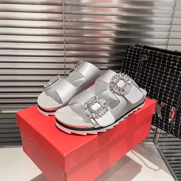 Modische Sandalen für Damen, Anagram-Hausschuhe, Diamant-Schnürsenkel, Knopfverzierung, Italien, trendiges Doppel-Silber-Knöchelriemen, Leder, Peep-Toe, Designer-Sandale, Slipper, Box EU 35–40