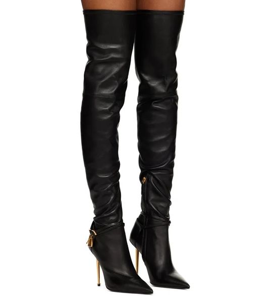 Kış ünlü marka asma kilit uzun botları işaretli ayak parmağı siyah deri diz botları logo kaplı anahtar kilit metal stiletto topuk elbise düğün eu35-43
