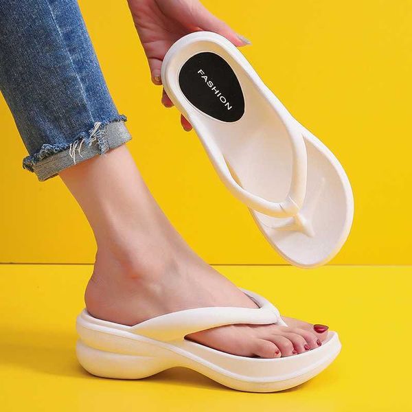 Terlik Beyaz Kalın Sole Kama Flip Flops Kadın Yaz Eva Klip Ayak Platformu Sandalet Moda Moda Slip Plaj Dikenleri Ton Slaytları L230725