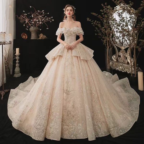 2023 Abiti da sposa vintage arabi A Line ricamati Abito lungo in pizzo con spalle scoperte Cintura ricoperta di bottoni Principessa Dubai Abiti da sposa Robe de mariee Corte dei treni