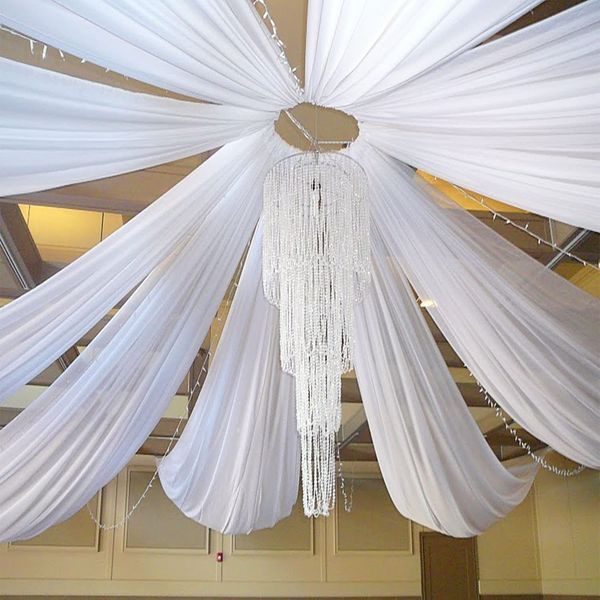 Другое мероприятие поставляется белым свадебным платьем потолочные драпировки