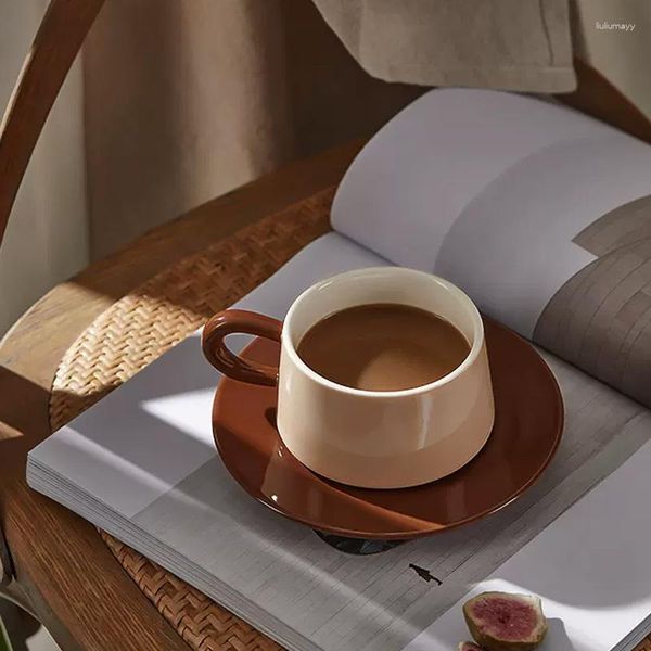 Tazze Piattini Tazza e piattino da caffè in ceramica Set di alta qualità Squisito Moderno Semplice Creativo Retrò Tè pomeridiano Decorazione di nicchia