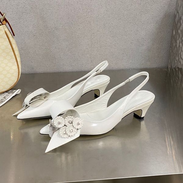 Katzenabsatz mit Blumenstrauß verziert, Sandalen mit leerem Rücken, Stern-Stil, Mode, bequeme Einzelschuhe, Design-Plattform, Designer-Fabrik-Schuhkarton