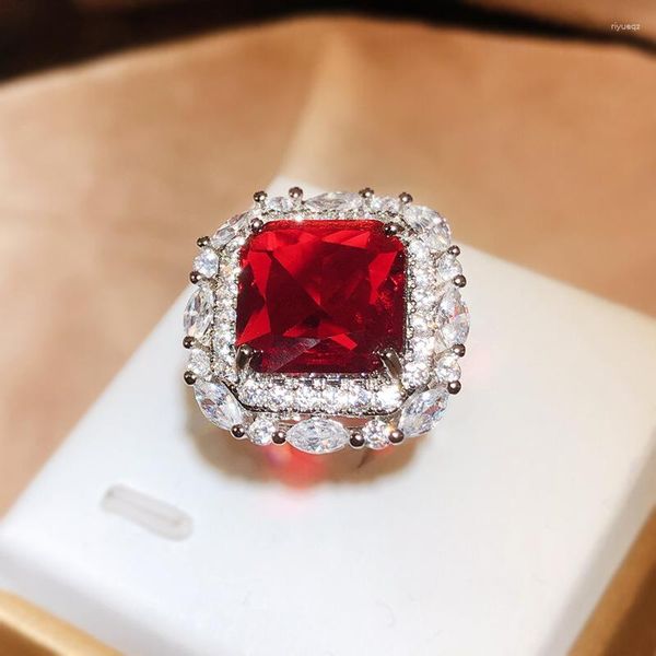 Cluster Anéis Fashion Princess Square Pigeon Red Ruby Ring Women Banhado a Ouro Branco Luxuoso Diamante Jóias de Luxo Presente de Casamento