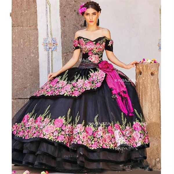 Abito da ballo ricamato nero Abiti da quinceanera con scollo a spalla e scollo a barchetta con perline Sweet 16 Dress Sweep Train Organza Flower171F