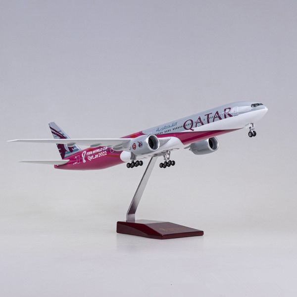 Aircraft Modle 47см 1 157 Масштабная модель Qatar Airways 777 Airliner с легкой футбольной ликовой датой смола Disply Toys Подарок 230725