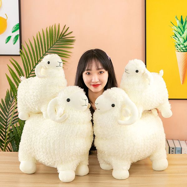 Peluş Bebekler Kawaii Simülasyon Kıvırcık Keçi Peluş Oyuncak Beyaz Koyun Ev Dekorasyonu Eşlik PP Pamuk Dolgulu Tatil Çocuk Hediyeleri 230725