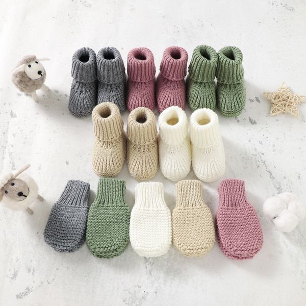 First Walkers Baby Shoes Guanti Set Knit Born Boy Girl Boots Mitten 018M Accessorio per abbigliamento infantile per bambini Carino Tinta unita 2PC Fatto a mano 230726