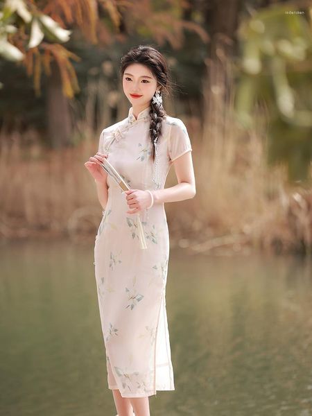 Ethnische Kleidung im chinesischen Stil, Stehkragen, rosa Blumendruck, Cheongsam, alte Frauen, schlank, kurzärmelig, hoch gespaltenes Qipao
