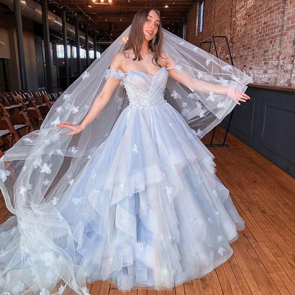 Splendido abito da ballo blu Abiti da sposa Cinturino per spaghetti Abito da sposa con fiori fatti a mano con velo Ruffles Tiere Vestidos De Mariee