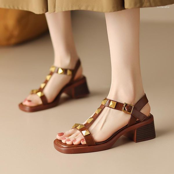 Sandalen Heihaian 2023 Sommer Vintage-Stil Mode Offene Zehe Blockabsatz Schuhe Metallniet Dekorative Frauen 34-41