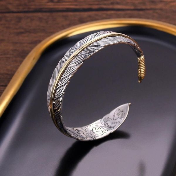 Bangle Personalità Vintage Piuma Colore argento Bracciale aperto per uomo Bracciale regolabile Gioielli da polso Regalo con scatola di legno 230726