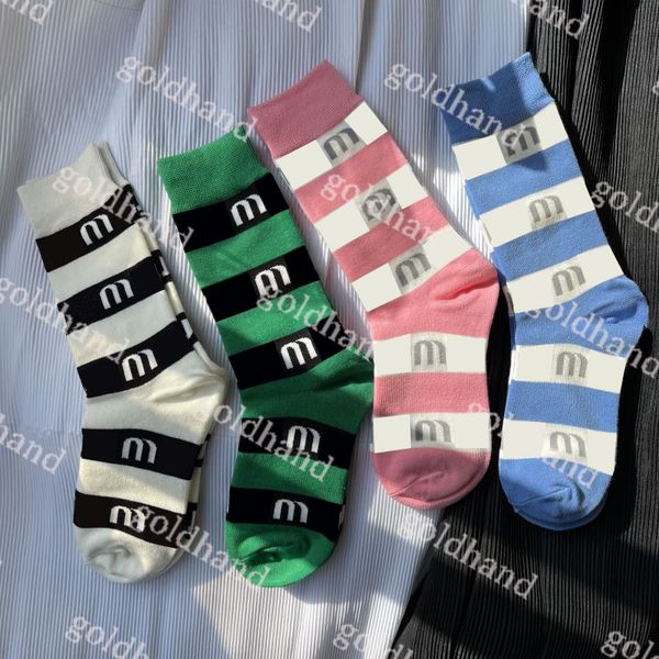 Sport Socken Mode Frauen Stricken Designer Stickerei Brief Gedruckt Schöne Socken Frau Lange Kurze Strumpfwaren