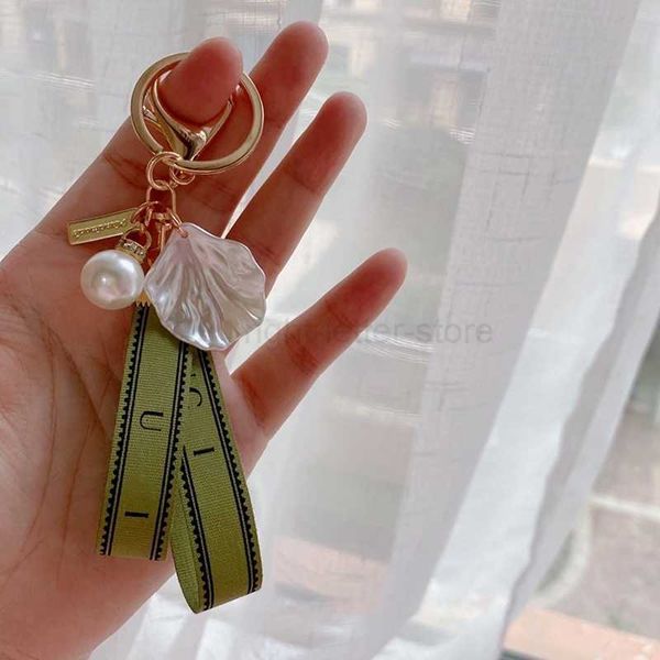 Keychains Lanyards Designer Keychain Schlüsselkettenbeutel weiblicher Auto Key Ring Perle Charm Green Ribbon Zarte Schalen Keykain Paar Anhänger Geschenk schön schön