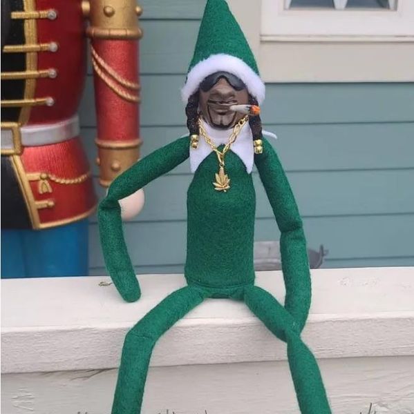 Snoop üzerinde bir Stoop Noel Elf Bebek Spy Bükülmüş Ev Dekorasyonları Yıl Hediye Oyuncak