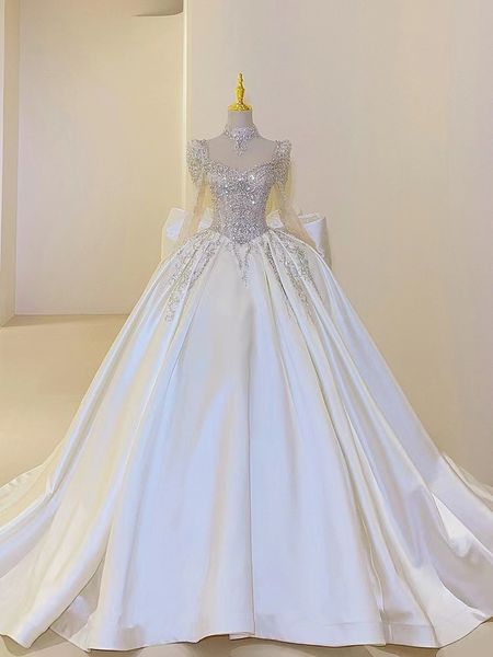 Splendido nuovo Dubai Crystal Flowers Abito da sposa Abiti da sposa Abiti a maniche lunghe Muslim Lazi Satina Abito da sposa