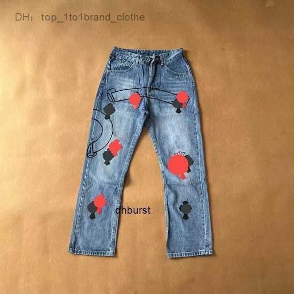 Мужские джинсовые дизайнер создают старые вымытые хромированные брюки с отпечатками сердца для женщин.