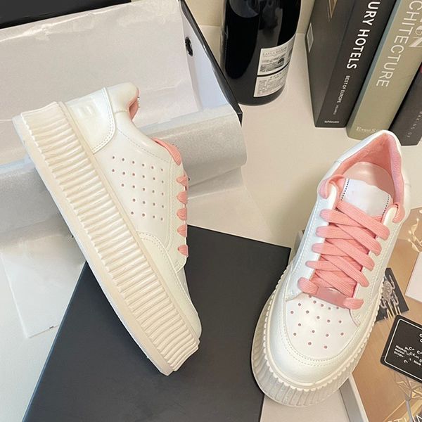 Dicke Sohlen, erhöhte Leder-Sneaker für Damen, atmungsaktiv, neue lässige kleine weiße Schuhe, Schnürschuhe, Studenten, Luxus-Designer, kostenloser Versand, vielseitige Mode