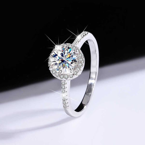 VVS Moissanite Ring S925 Sterling Silver Princess Cut Anello di fidanzamento Kajia One Carat Round Bag Mo Sang Diamond Wedding Ring Anelli per le donne