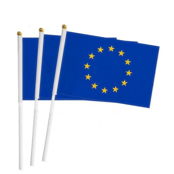 Banner Flags 100pcs Bandiera a mano dell'Unione Europea 14 21cm Stampa in poliestere UE Mano che agita con pennone in plastica 230727