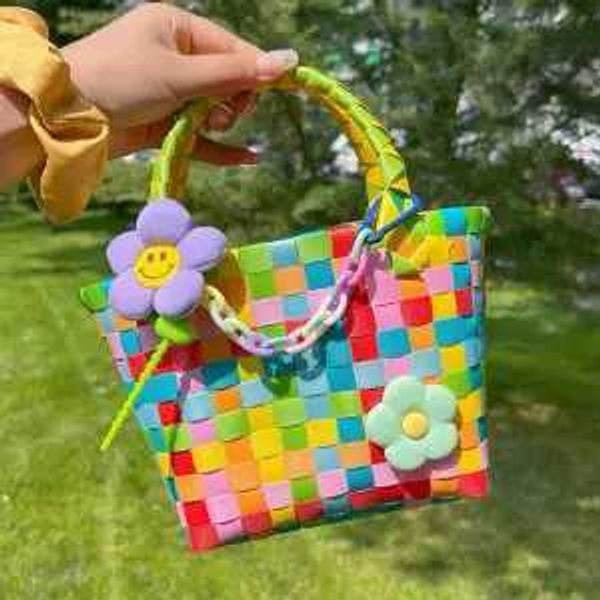 Gökkuşağı rattan dokuma sepet çanta yaz yeni gökkuşağı renk top dokuma sebze sepet torbası ebeveyn-çocuk çantası küçük kare çanta plaj çantası