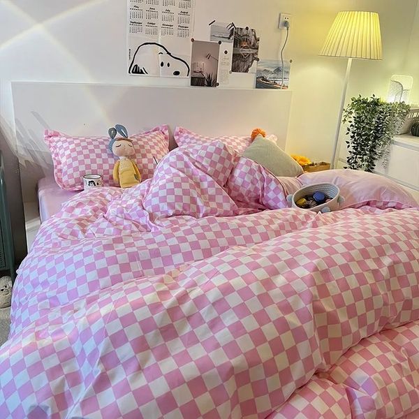 Set di biancheria da letto Nordic Pink Checkerboard Set copripiumino con federe Lenzuolo piatto Bambini Ragazze Ragazzi Full Queen Twin Size Kit biancheria da letto Kawaii 230726