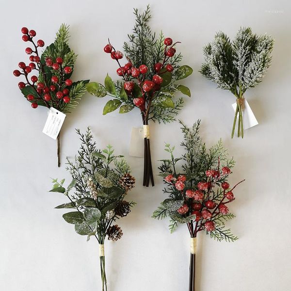 Flores decorativas 2 pçs Picaretas de pinho artificial de Natal Caules de bagas vermelhas Mini Cones falsos Ramos para decoração de árvore de Natal Artesanato Pacote de presente