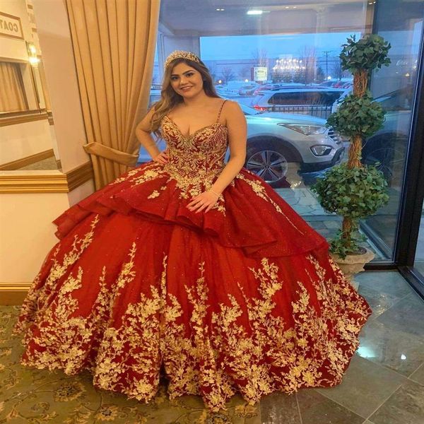 Vestido vermelho escuro Quinceanera 2021 Alças espaguete com aplique de renda dourada Saia de tule em camadas Custom Made Sweet 16 Baile de formatura 273V