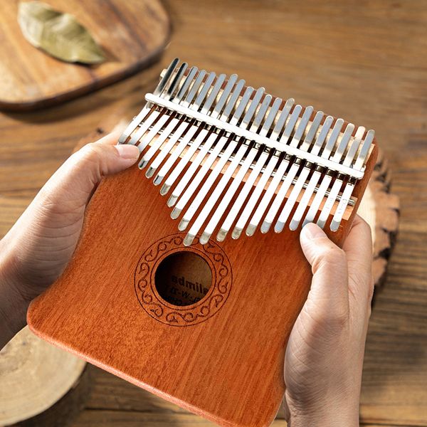 Itens de Novidade 21 Chave Kalimba Mogno Polegar De Madeira Piano Mbira Instrumento Musical Presente com Martelo de Afinação Adesivos Pano de Limpeza Pontuação 230727