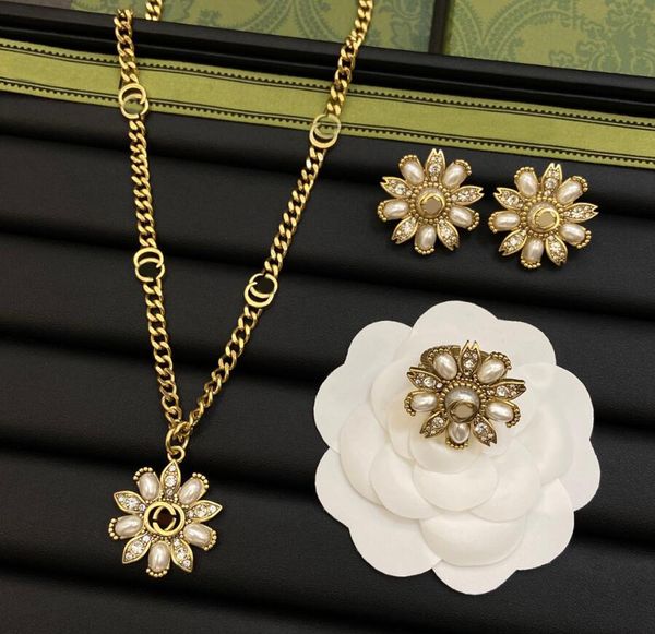 Moda Vintage Colar Senhoras Carta Flor Decoração Pesada Anel de Diamante Branco Exagerado Brincos Pingente Agulha de Prata 925 Conjunto de Jóias de Alta Qualidade